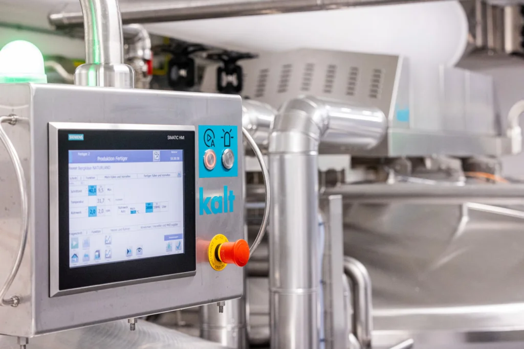Digitale Steuerung einer industriellen Produktionsanlage für Käseherstellung